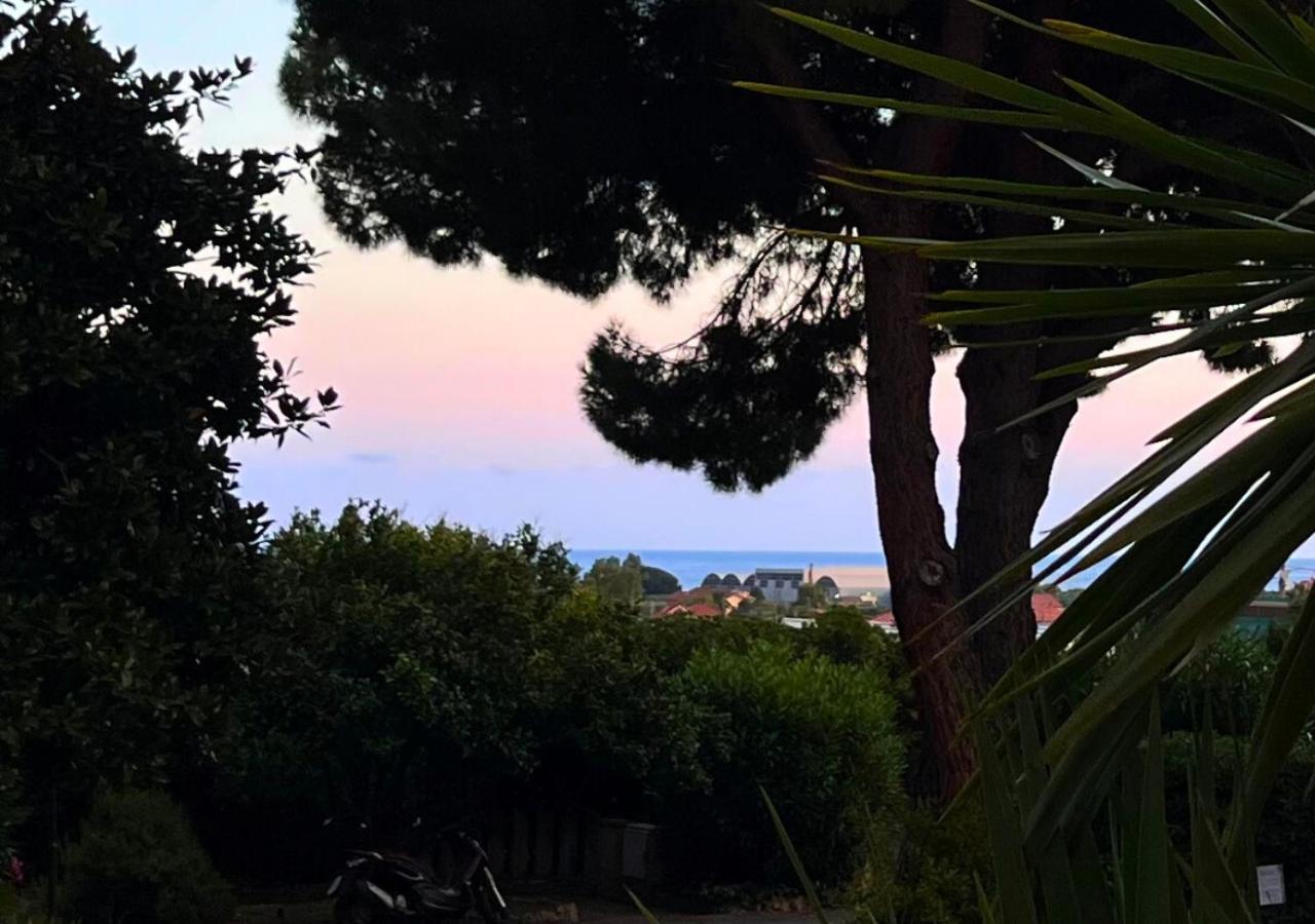 La Luna E Il Falo Ceriale Eksteriør billede
